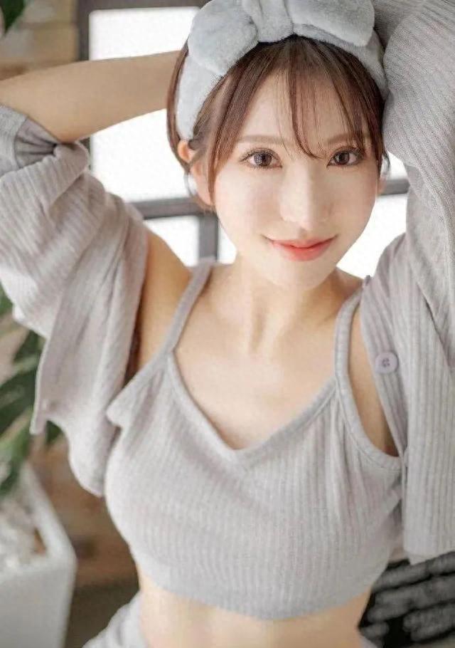 短发女神梦实香苗惊艳出圈，D罩杯+蚂蚁腰，美到犯规！