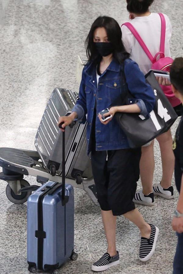 女明星鞋子搭配经_女明星 穿鞋_古力娜扎机场look鞋子搭配