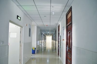 河南一学校宿舍楼里安监控 校方称平时无法查看