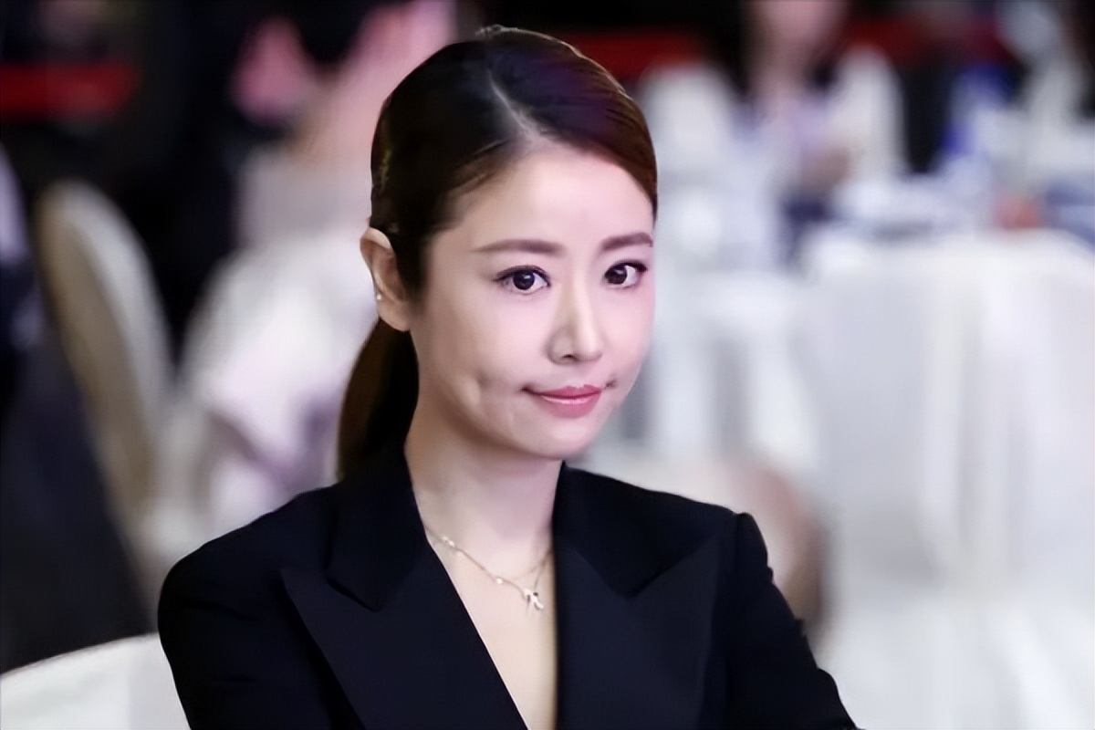 女明星胸部曝光的照片_林心如不穿内衣 真空上阵 质疑