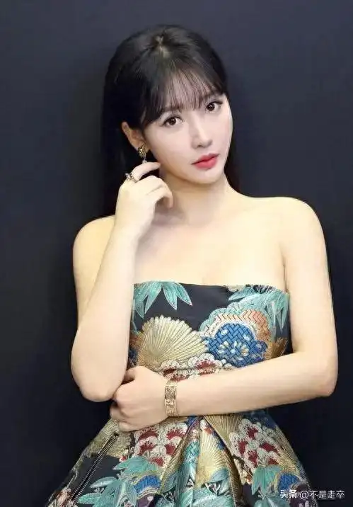 女明星胸部曝光的照片_女星穿衣自由 丁字裤争议 公众人物着装尺度