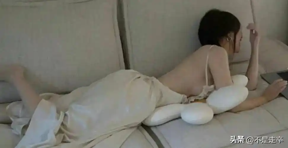 女星穿衣自由 丁字裤争议 公众人物着装尺度_女明星胸部曝光的照片