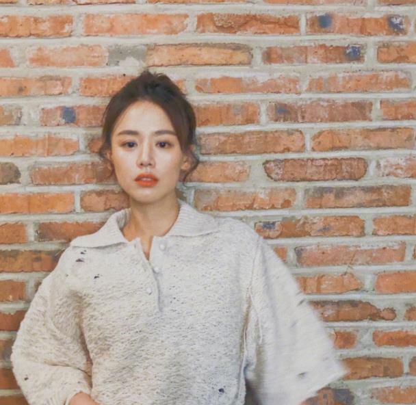 “毛衣裙”款式惹人争议，女明星都抗冻？为了红真是太拼了