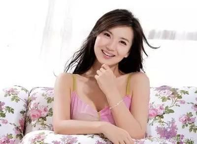 女明星凸点照片曝光_性感女星没穿内衣_明星爆乳造型经典案例