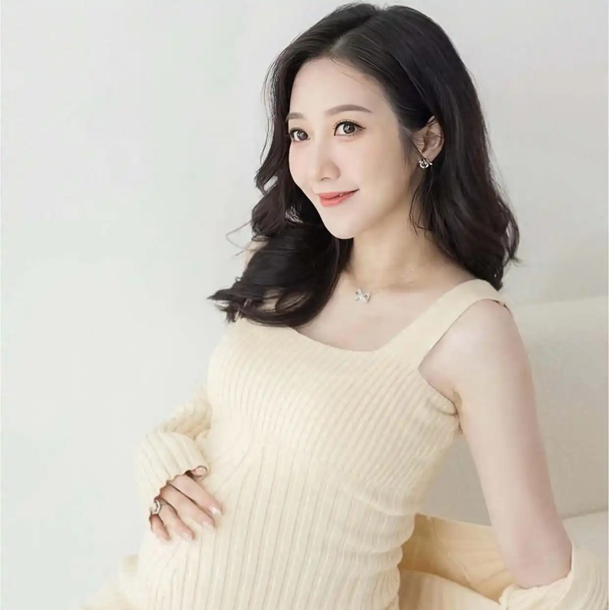 恭喜！TVB知名女星怀孕多月临盆在即，晒孕肚照获赞最美辣妈