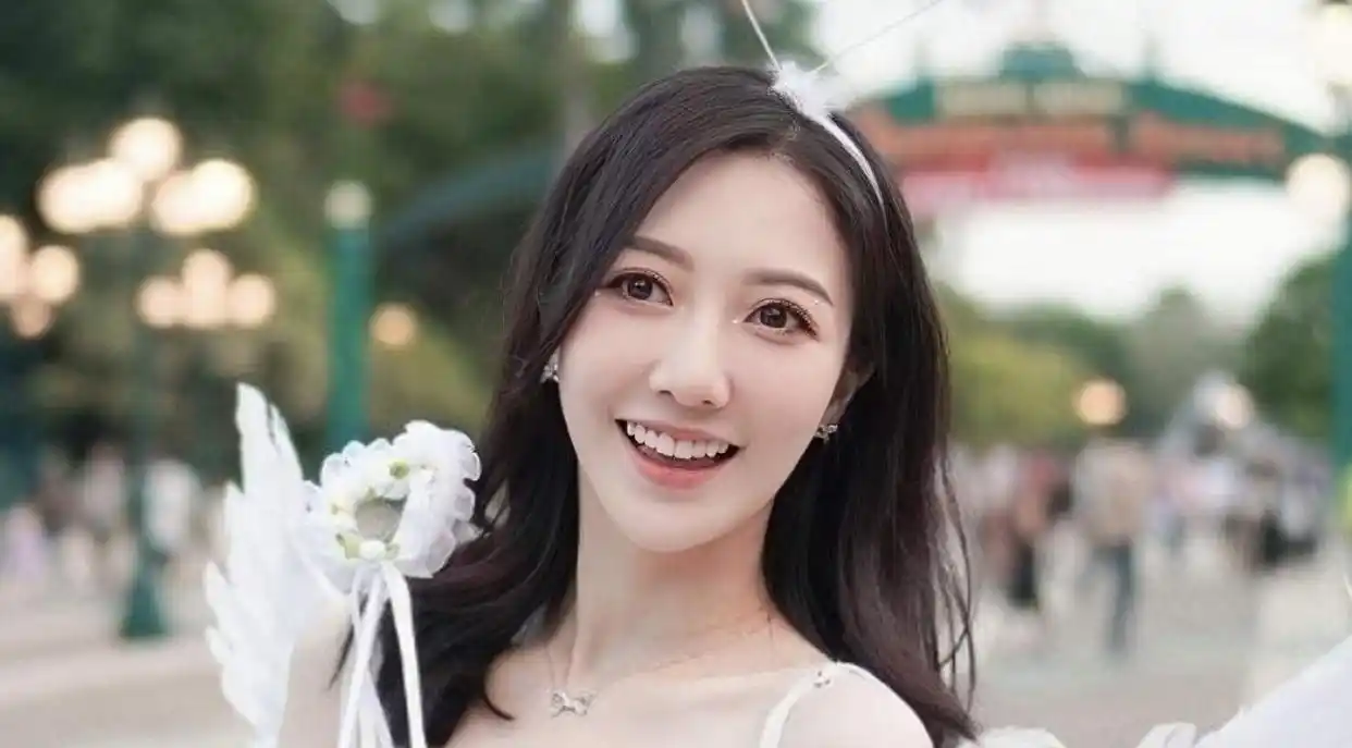 何依婷怀孕临盆消息_怀孕女明星大肚照_何依婷最新孕肚照片分享