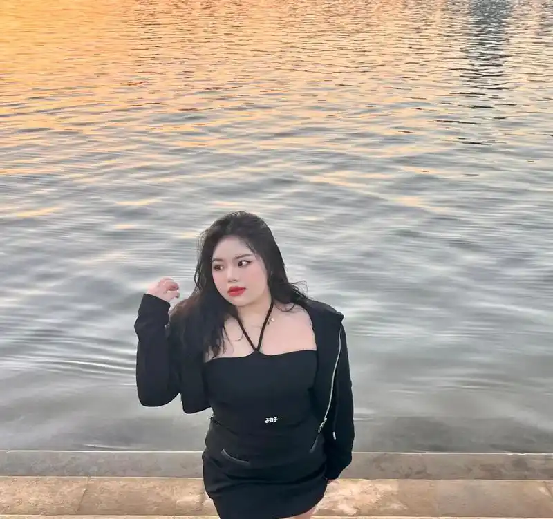 怀孕女明星大肚照_真实治愈孕肚美学_吉娜孕肚照