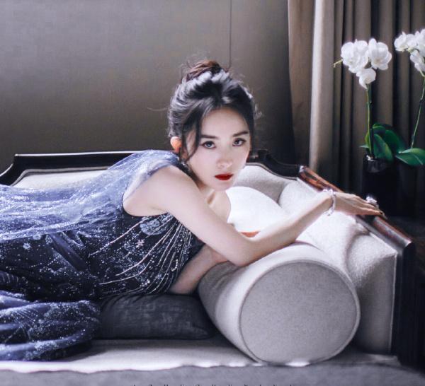 女明星楼梯跌倒_女明星红毯着装挑战_GQ盛典红毯灯光问题
