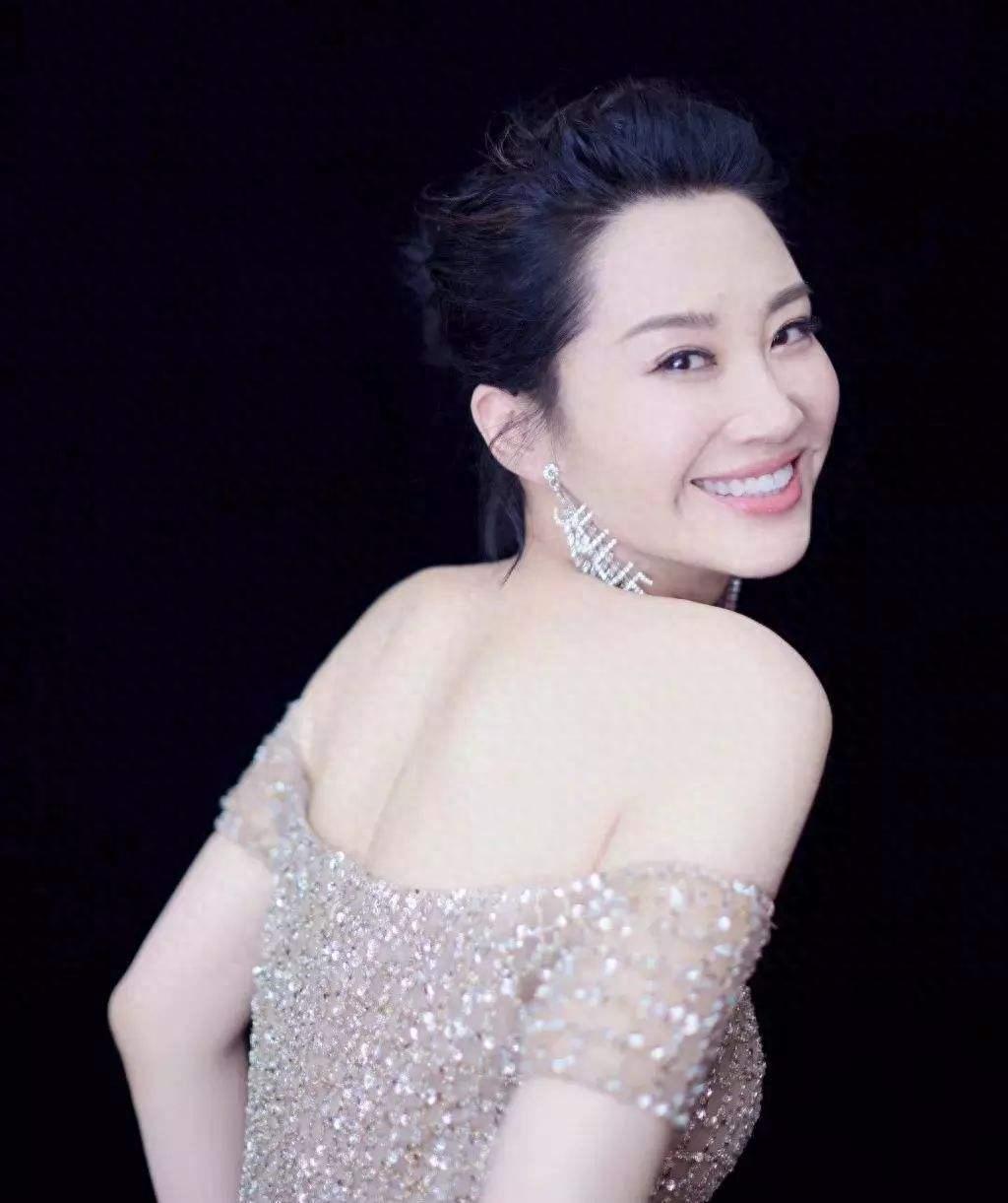 女明星都是“不老体质”？美丽动人的背后，隐藏着什么猫腻？