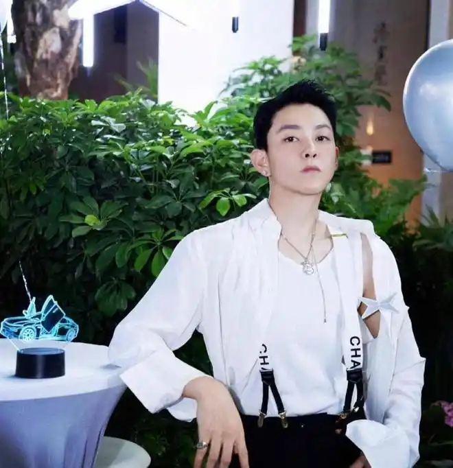 阿乔皇甫圣华关系曝光_同性女明星接吻_女明星阿乔女网红皇甫圣华亲密照