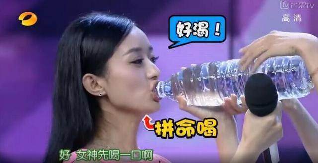 明星喝水姿势_喝水表情夸张_女明星喝水邪恶