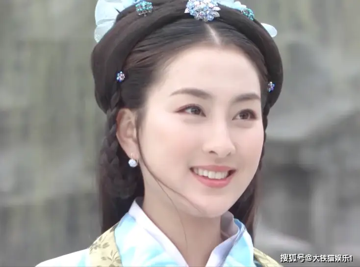 长方形脸女明星_脸部比例异于常人的女明星_长脸女明星