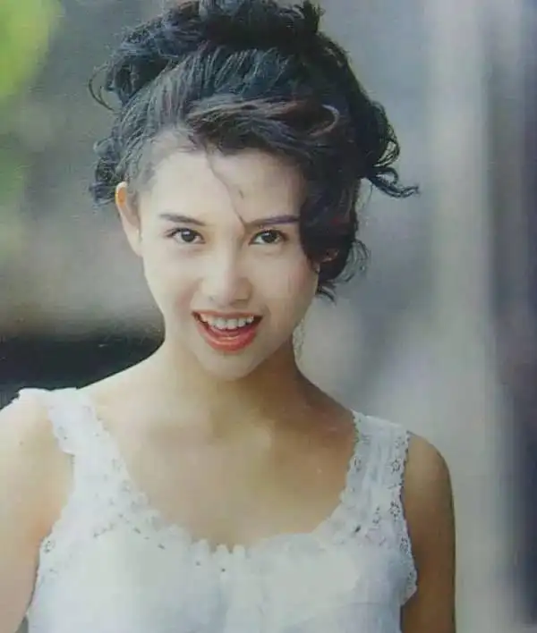 王晶是她的“毒唯粉”，富商老公宠她20余年，这个女人有啥魅力