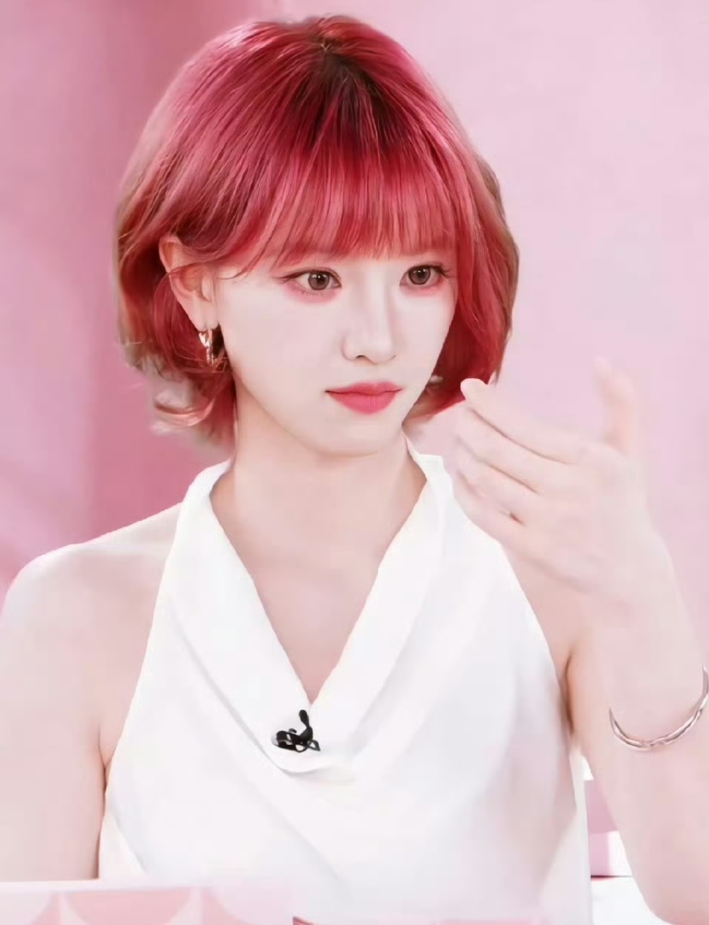 黄灿灿发腮前后颜值变化_最美下巴女明星_发腮脸型气质提升
