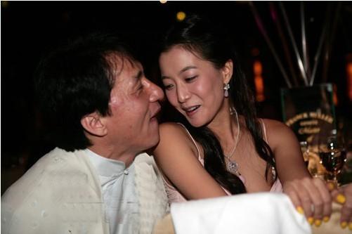 成龙非礼过的女明星数量_刘亦菲被成龙非礼事件_成龙抱过那些女明星