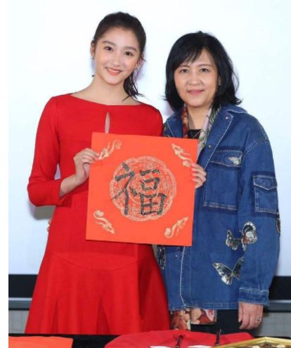 娱乐圈父女关晓彤_关晓彤家庭背景_关晓彤母亲李君