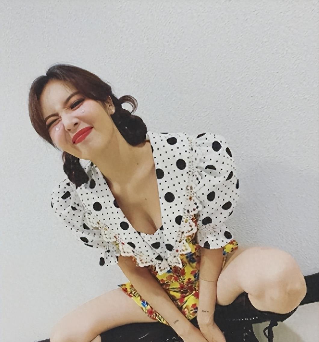 女明星紧身裤图片_徐娇性感泳装照片_女明星着装争议