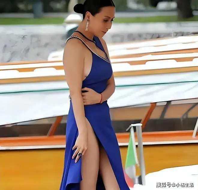 刘嘉玲健身达人保持身材秘诀_58岁刘嘉玲户外晨跑紧身裤_女明星紧身裤图片
