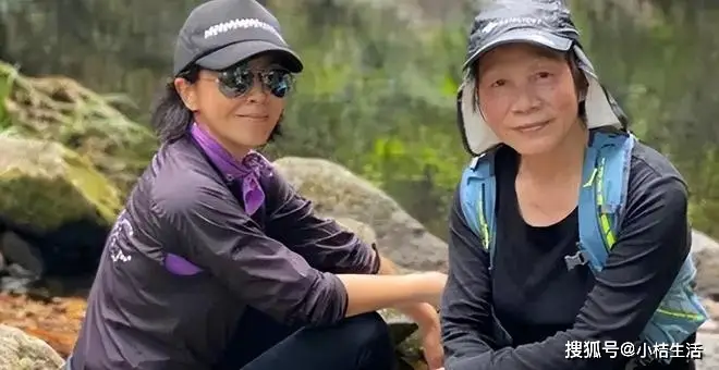 58岁刘嘉玲户外晨跑紧身裤_刘嘉玲健身达人保持身材秘诀_女明星紧身裤图片