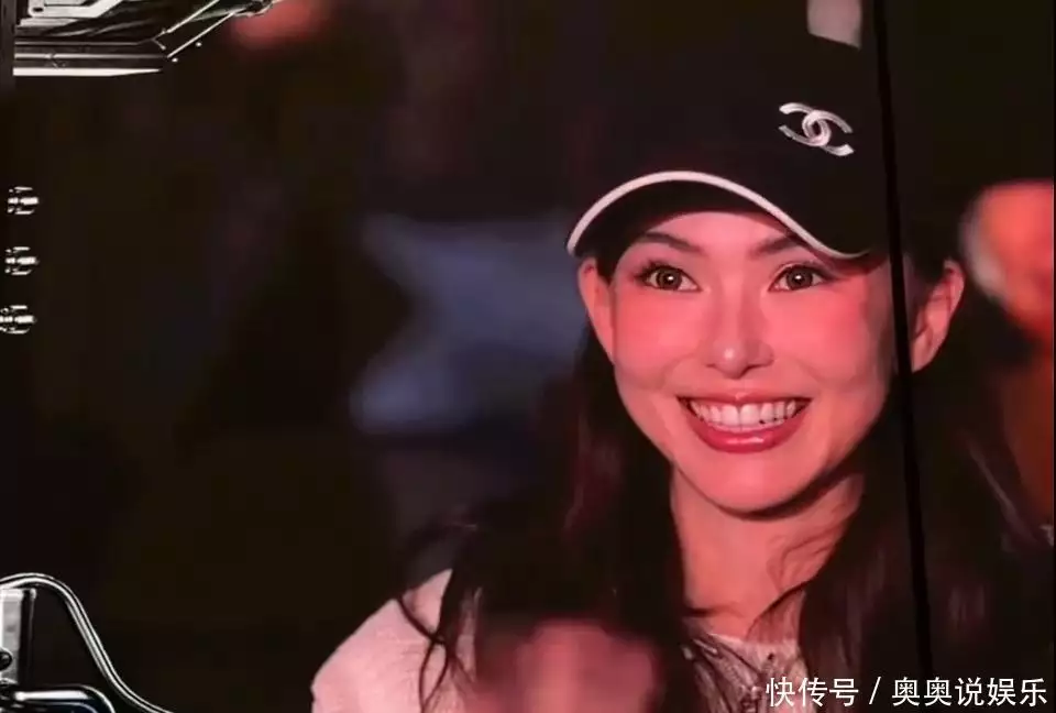 周杰伦昆凌甜蜜瞬间_周杰伦娱乐圈_昆凌周杰伦演唱会互动