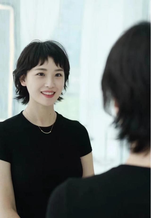 女明星短发造型_2026赫本风狗啃刘海短发_细软塌发质蓬松三厘米