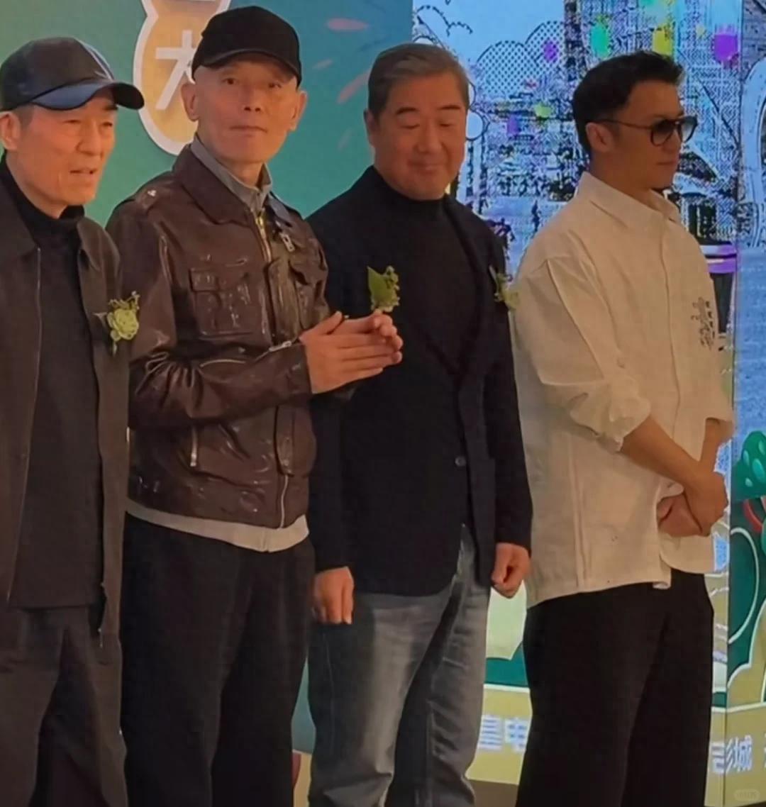 北京这夜，被成龙围坐在C位的谢霆锋，让内娱见识到他的江湖地位