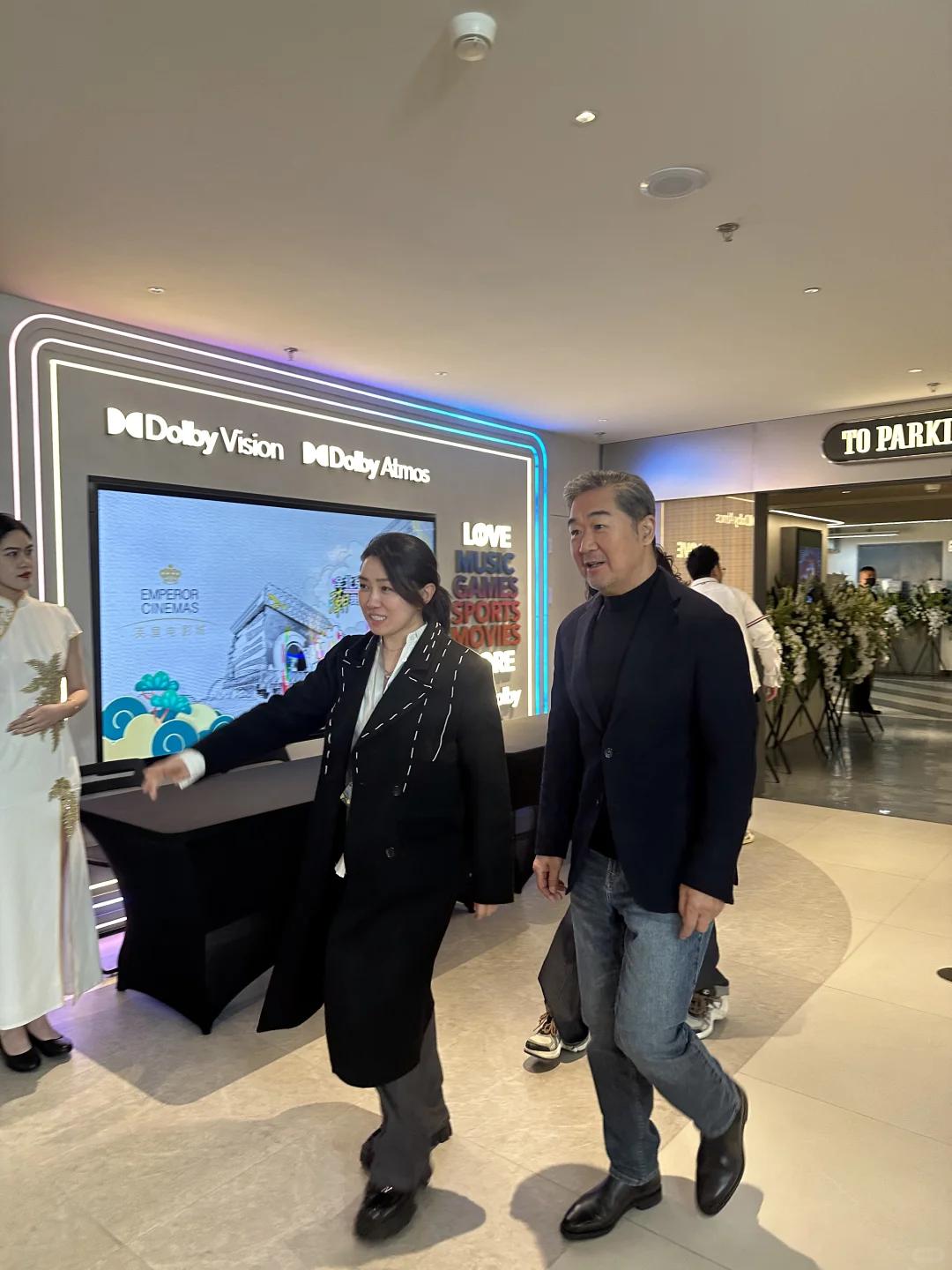 成龙谢霆锋英皇影城对比_娱乐圈成龙的级别_英皇影城开业谢霆锋地位非凡