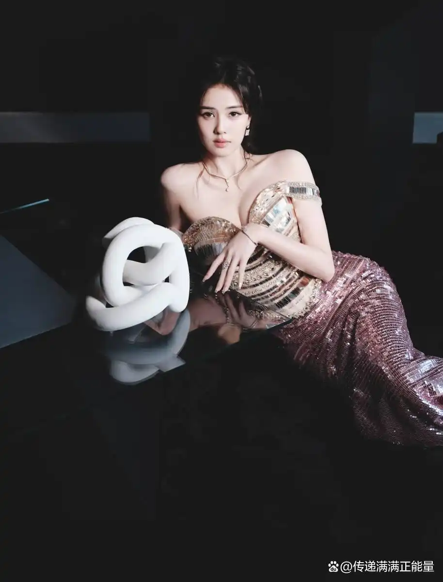 性感女明星讨论_身材焦虑女明星_女明星穿抹胸