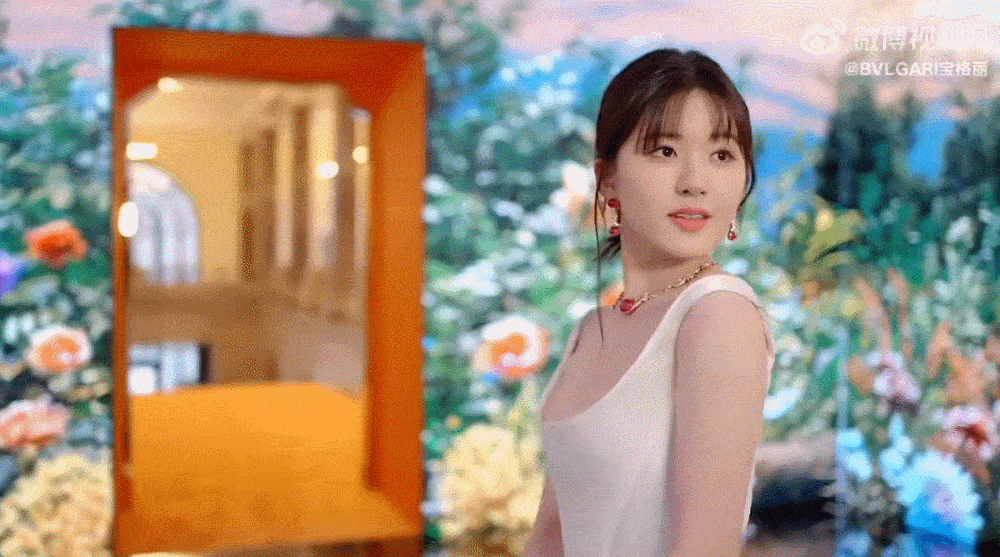 刘亦菲LV内衣造型争议_华语女明星内衣_刘亦菲辣妹穿搭被骂辣眼睛