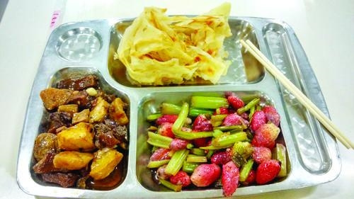 威海奇葩食堂推出草莓炒芹菜 菜品成“网红”